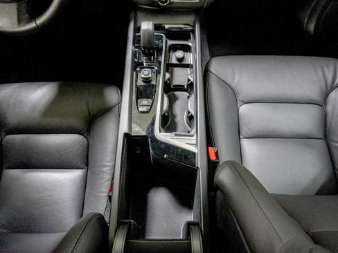 Used 2025 Volvo XC60 B5 Plus image 28