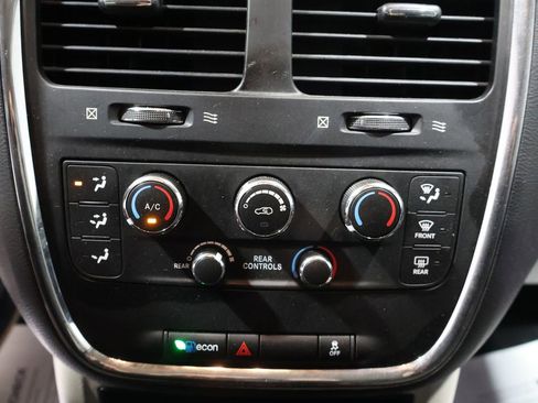 Used 2018 Dodge Grand Caravan SE w/ UConnect Hands-Free Group image 26