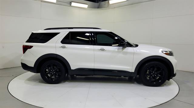 Used 2024 Ford Explorer ST-Line w/ Class IV Trailer Tow Package RWD image 9