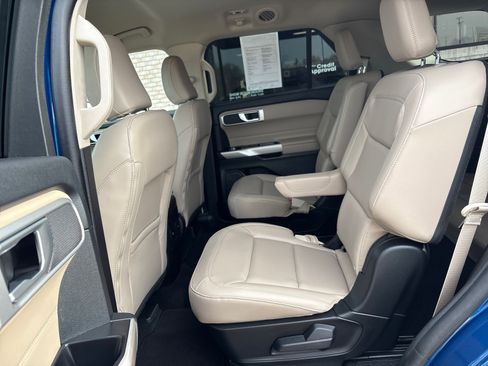 Used 2023 Ford Explorer XLT w/ Equipment Group 202A image 4