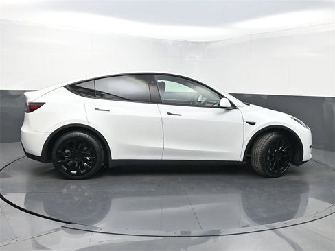 Used 2024 Tesla Model Y Long Range image 41