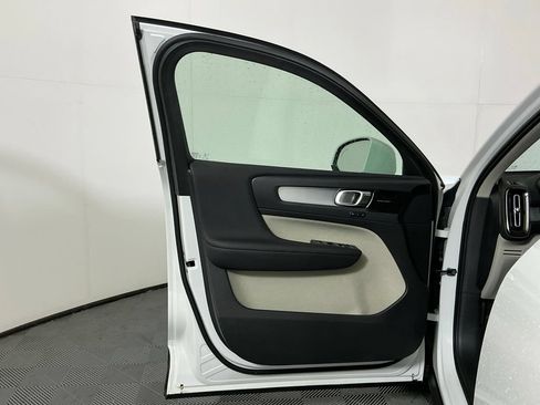 Used 2022 Volvo XC40 T5 Momentum w/ Premium Package AWD/4WD image 19