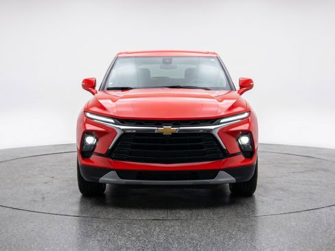 Used 2025 Chevrolet Blazer LT FWD image 2