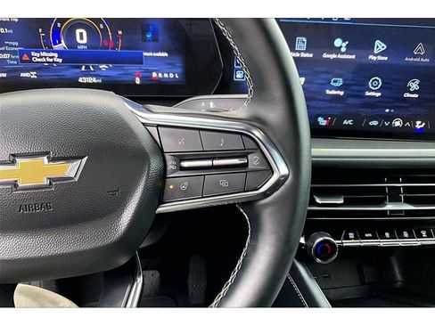 Used 2025 Chevrolet Traverse LT image 21