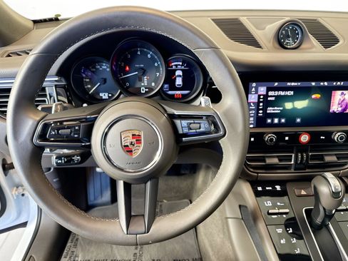 Certified 2025 Porsche Macan image 12
