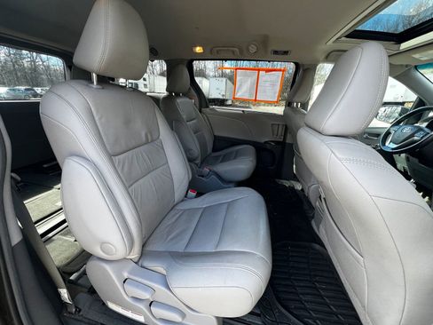 Used 2017 Toyota Sienna XLE image 10