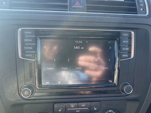 Used 2017 Volkswagen Jetta SE image 17