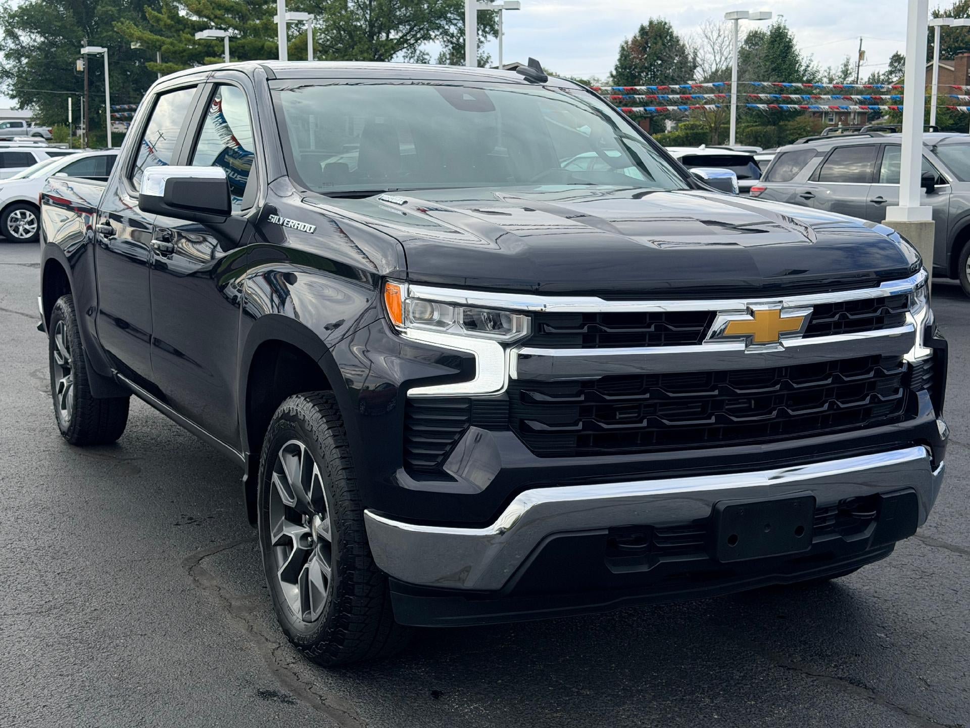Used 2024 Chevrolet Silverado 1500 LT AWD/4WD image 3