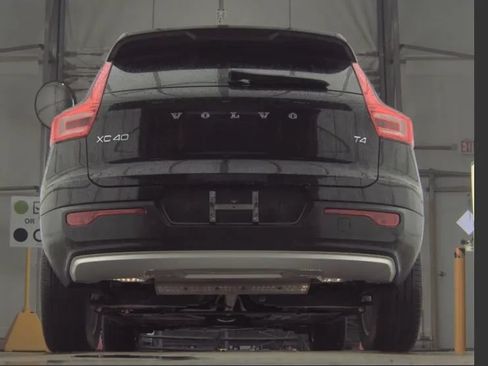 Used 2021 Volvo XC40 T4 Momentum FWD image 15