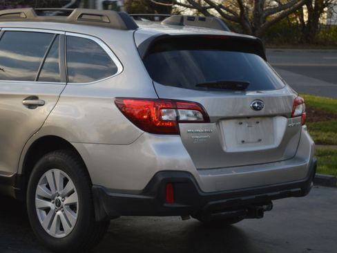 Used 2018 Subaru Outback 2.5i Premium image 3