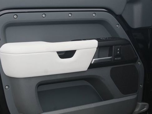 Used 2025 Land Rover Defender 110 V8 image 22