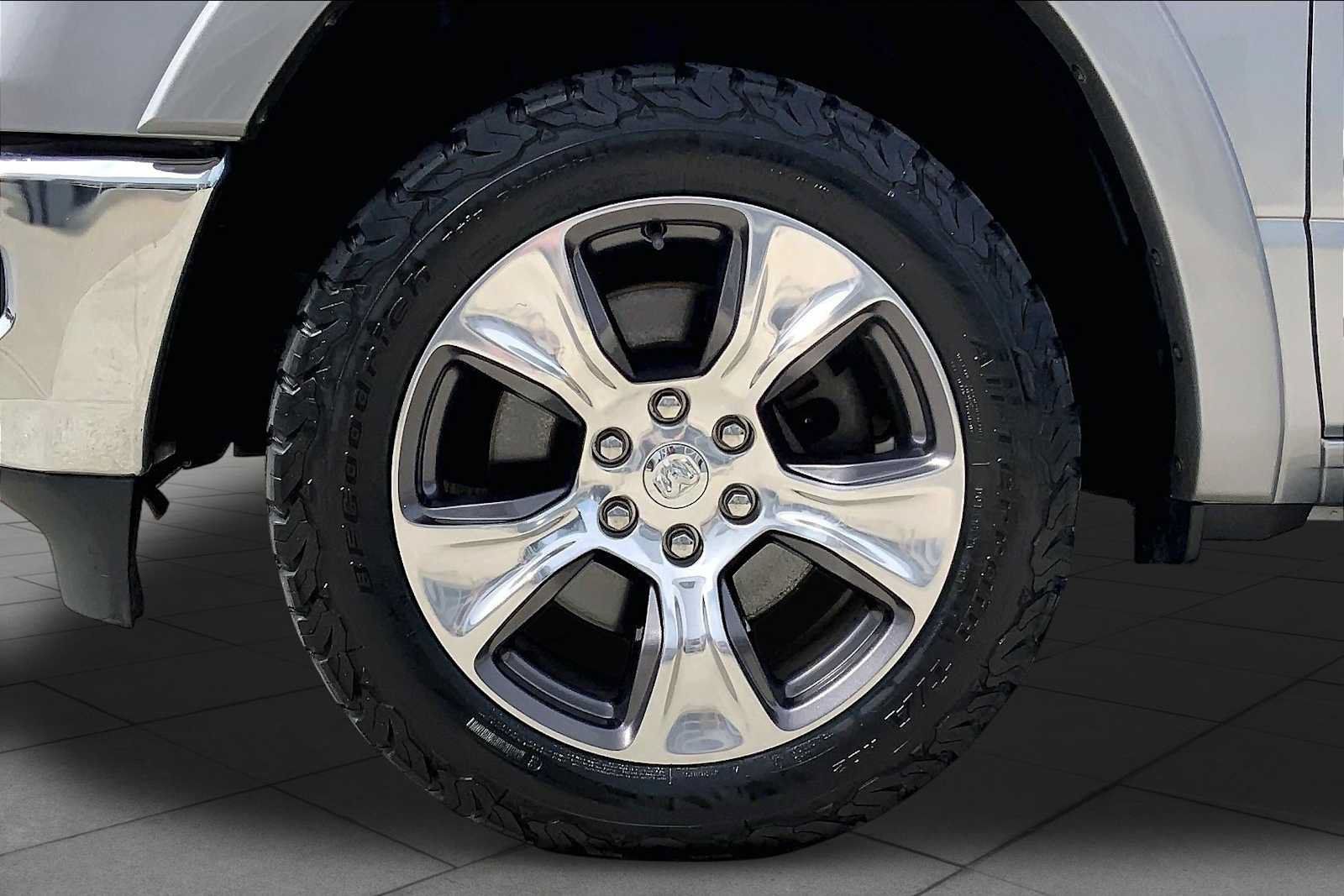 Used 2019 RAM 1500 Laramie AWD/4WD image 10