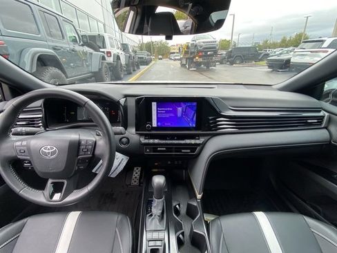 Used 2025 Toyota Camry SE image 14
