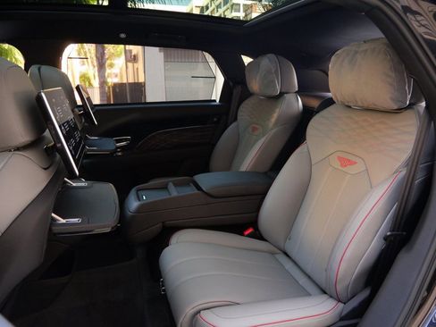 Used 2025 Bentley Bentayga Extended Wheelbase image 25