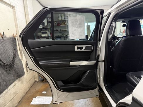 Certified 2021 Ford Explorer XLT w/ Equipment Group 202A AWD/4WD image 17