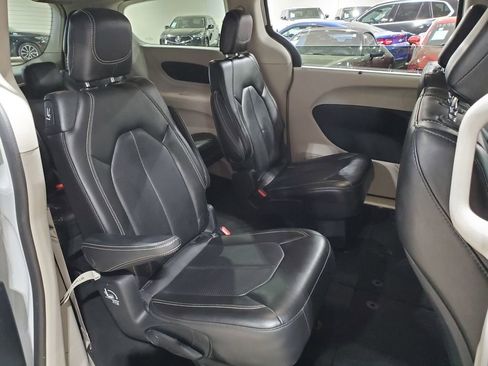 Used 2020 Chrysler Voyager Lxi FWD image 19