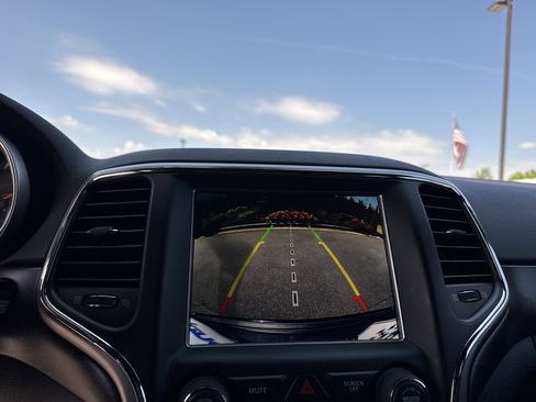 Used 2018 Jeep Grand Cherokee Altitude AWD/4WD image 25