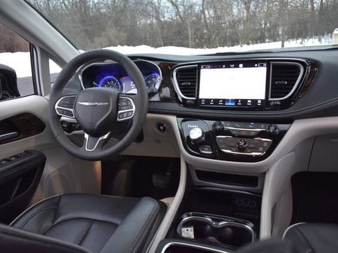 Used 2024 Chrysler Pacifica Limited image 31