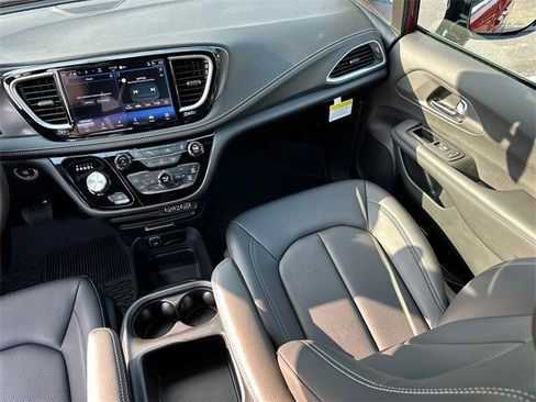 New 2025 Chrysler Pacifica Select image 17