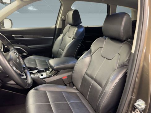 Used 2024 Kia Telluride EX w/ EX Captain's Chair Package image 4