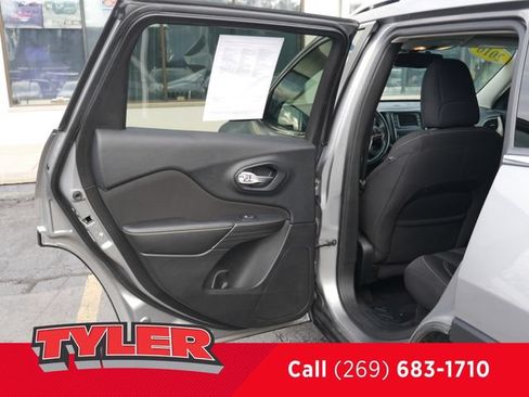 Used 2016 Jeep Cherokee Latitude FWD image 19