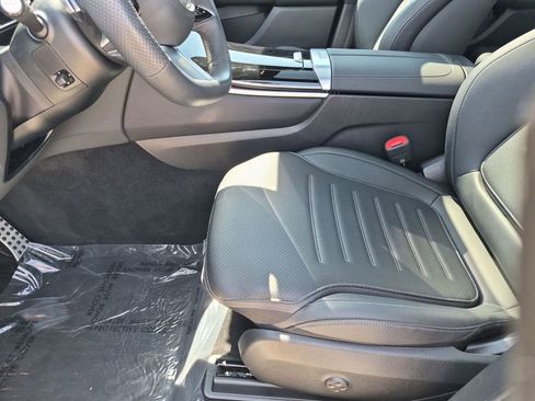 Used 2025 Mercedes-Benz GLC 350e 4MATIC image 9
