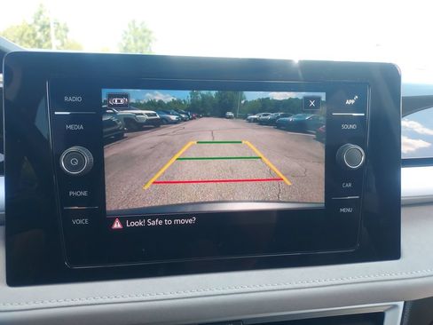 Certified 2025 Volkswagen Taos SE w/ Panoramic Sunroof Package FWD image 15