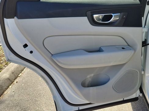 Used 2023 Volvo XC60 B5 Plus image 17