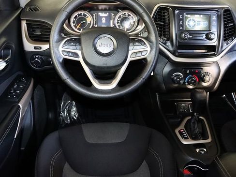 Used 2017 Jeep Cherokee Sport image 3