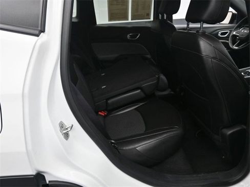 Used 2024 Jeep Compass Latitude image 24