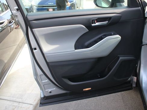 Used 2024 Toyota Highlander XLE AWD/4WD image 20