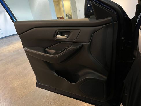 Used 2025 Nissan Rogue SV image 18