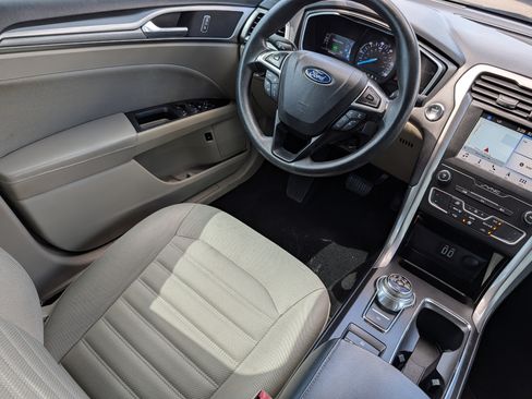 Used 2019 Ford Fusion SE FWD image 9