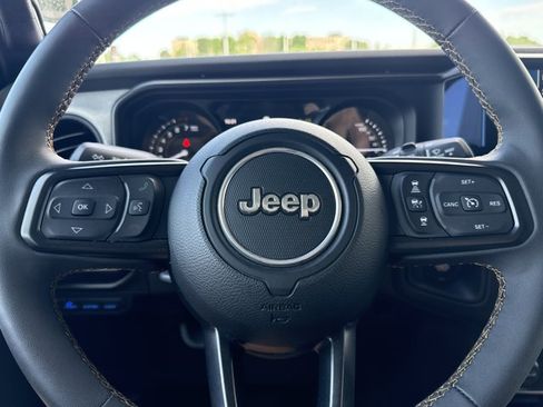 Used 2024 Jeep Wrangler Unlimited w/ Convenience Group AWD/4WD image 19