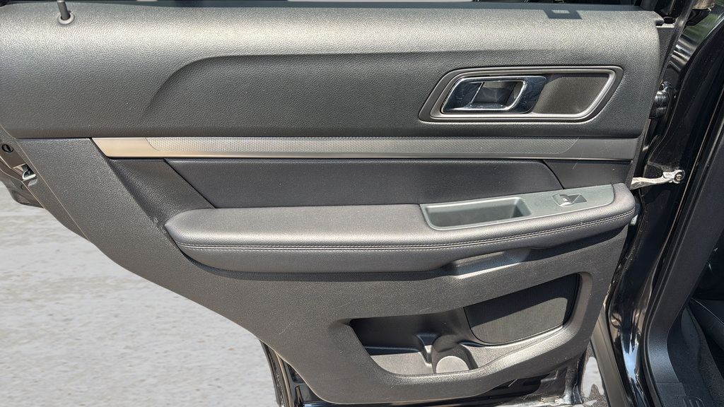 Used 2018 Ford Explorer XLT AWD/4WD image 13