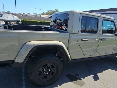 Used 2020 Jeep Gladiator Rubicon AWD/4WD image 2