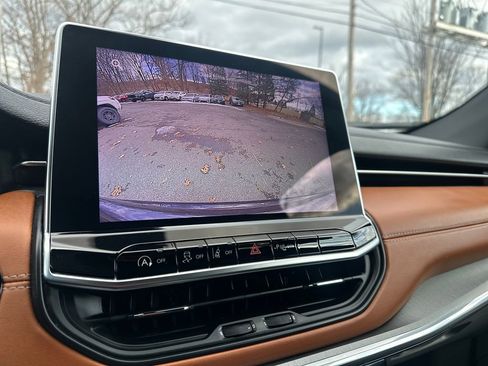 Used 2023 Jeep Compass Limited image 10