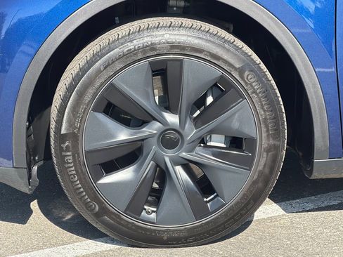 Used 2024 Tesla Model Y 2WD image 37