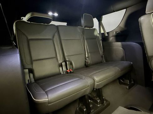 Used 2022 GMC Yukon XL SLT w/ SLT Premium Package image 32