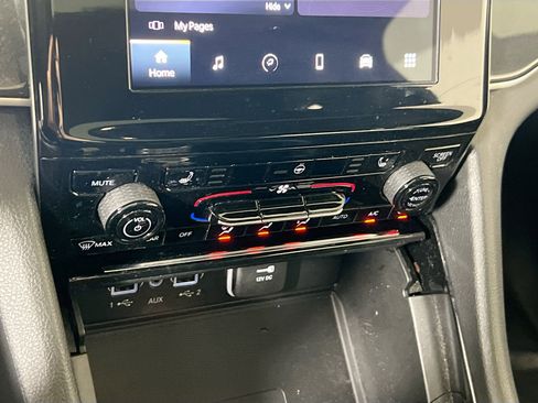 Used 2023 Jeep Grand Cherokee Altitude AWD/4WD image 14