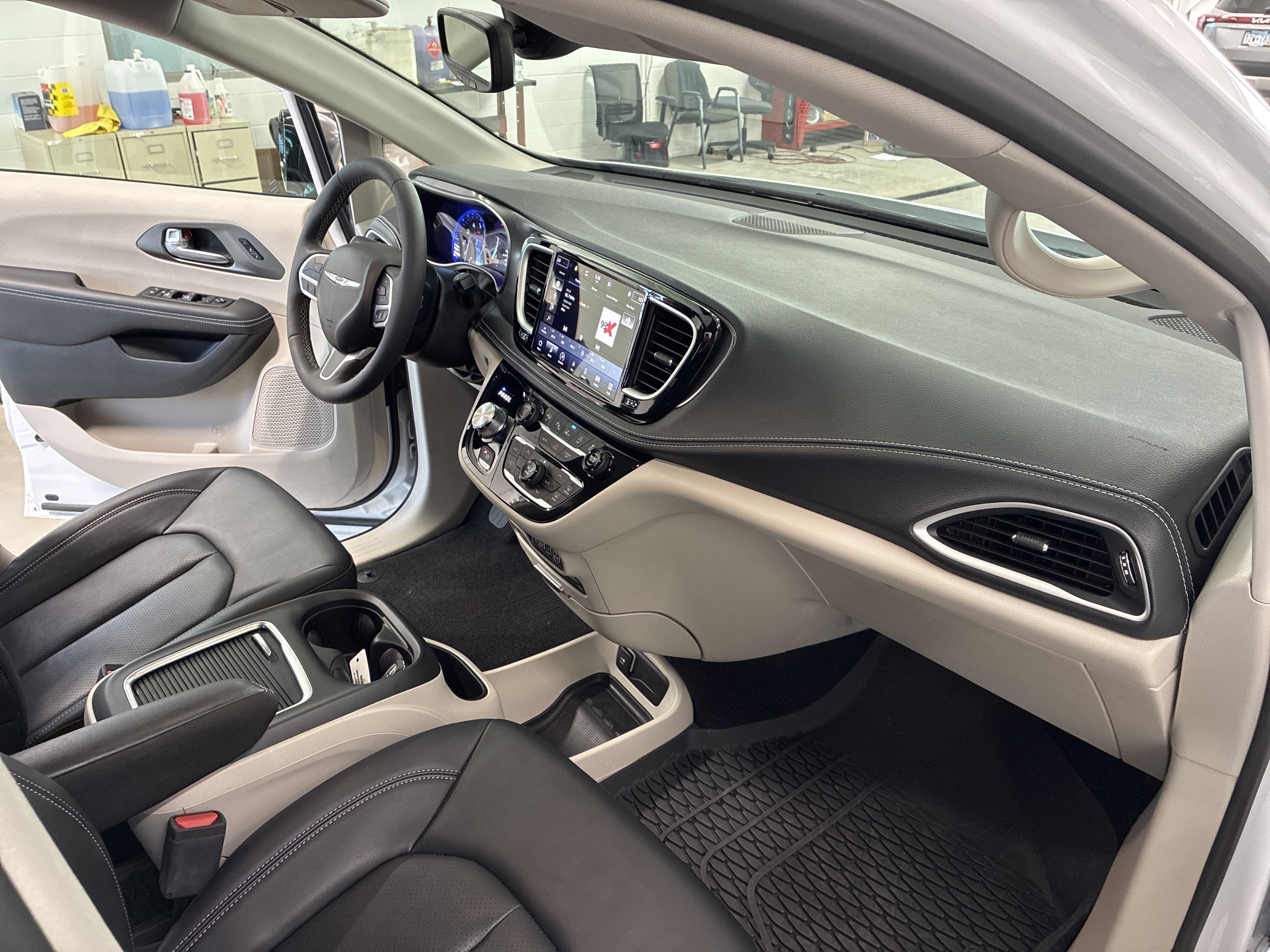 Certified 2024 Chrysler Pacifica Touring-L w/ Uconnect Theater Family Group AWD/4WD image 21