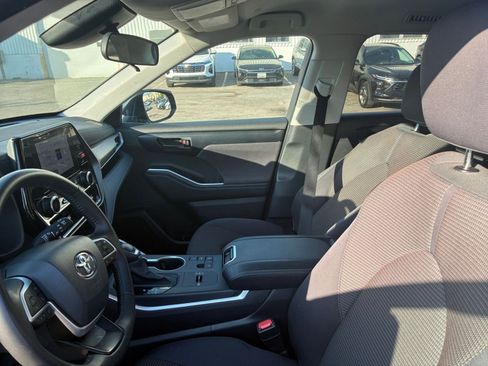 Used 2025 Toyota Highlander LE FWD image 28