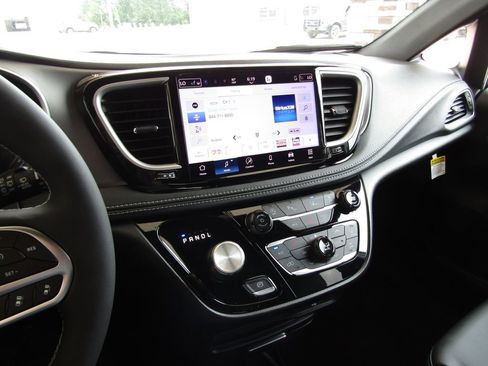 New 2027 Chrysler Pacifica Select AWD/4WD image 29
