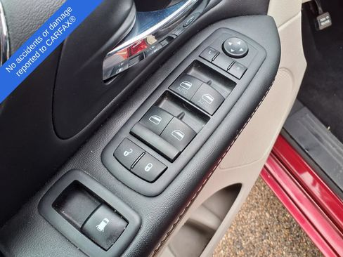 Used 2015 Chrysler Town & Country Touring-L FWD image 14