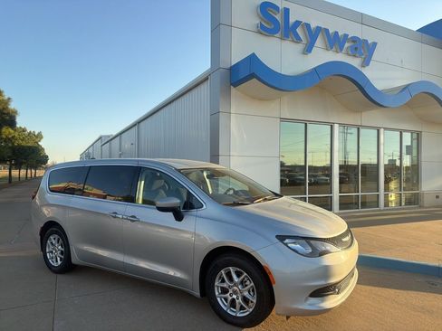 Used 2023 Chrysler Voyager LX image 1