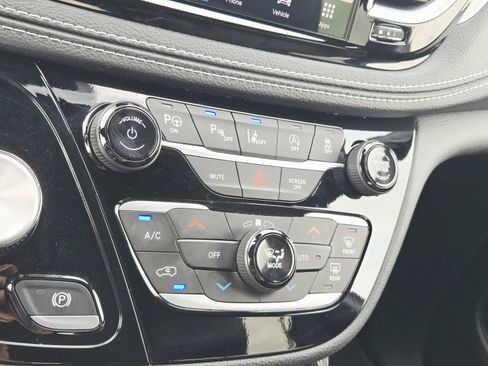 Used 2025 Chrysler Pacifica Limited FWD image 34