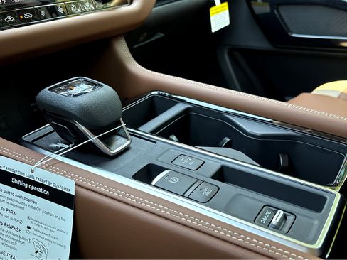 New 2026 Nissan Pathfinder Platinum FWD image 15
