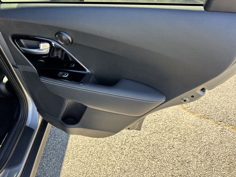 Used 2022 Kia Niro EX image 16