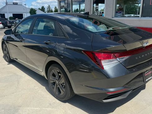 Used 2021 Hyundai Elantra SEL w/ Convenience Package FWD image 4