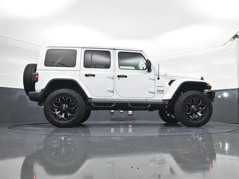 Used 2018 Jeep Wrangler Unlimited Sahara image 24